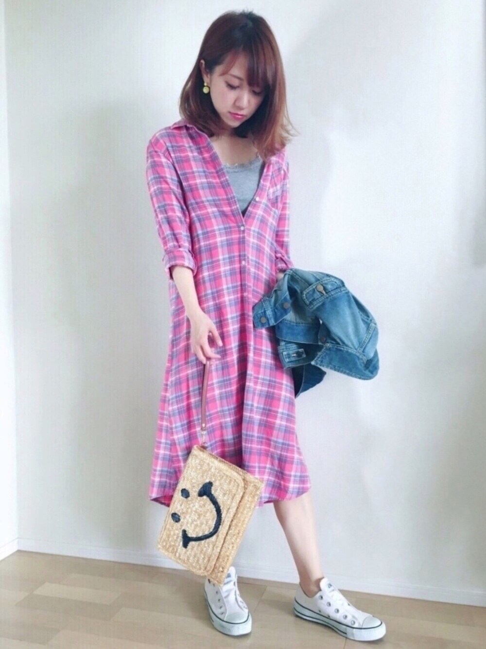 レッド系のワンピース、グレー系のタンクトップ、ホワイト系のスリッポンを着用したレディースの春コーディネートの1枚目の写真