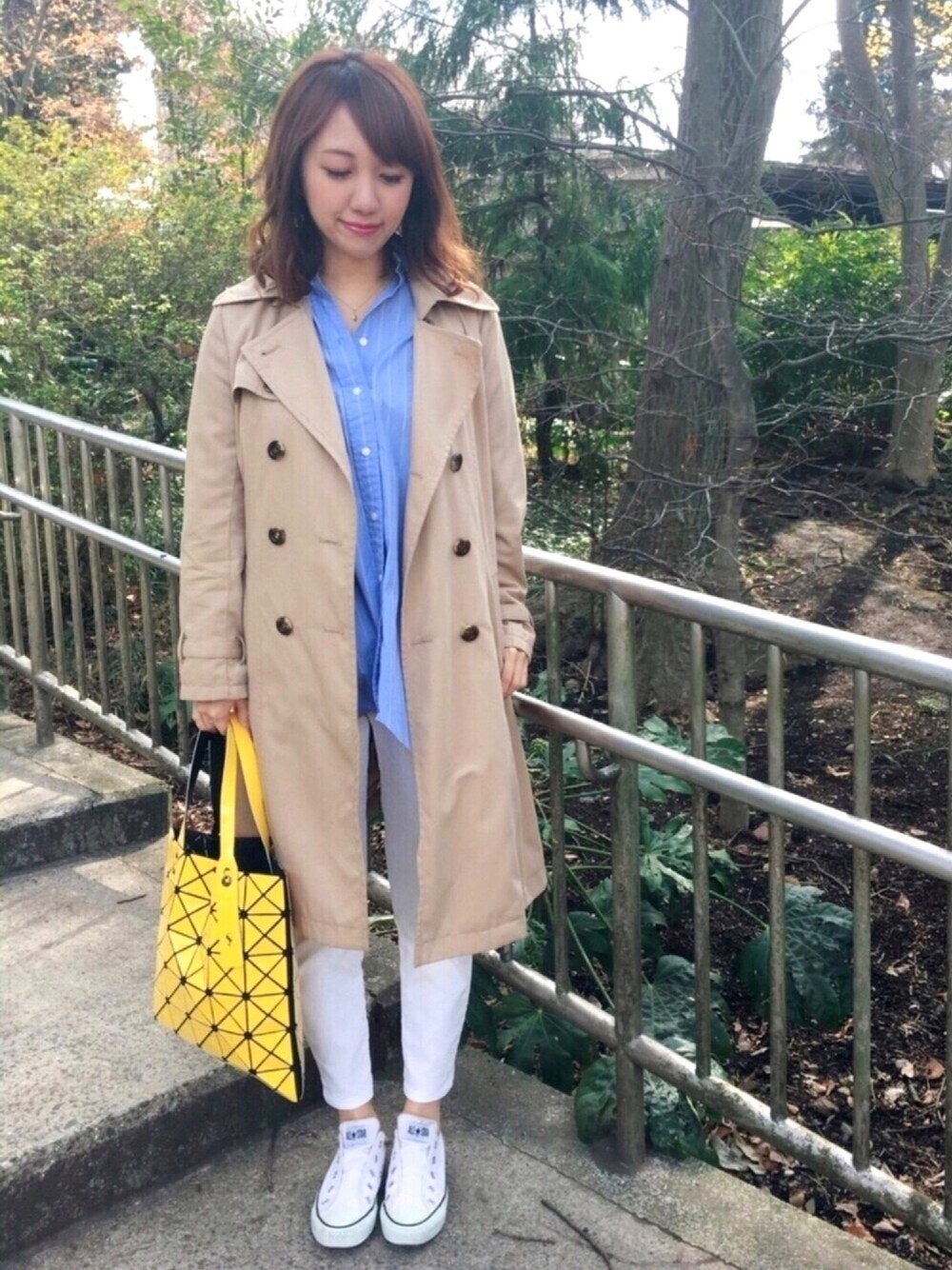 ホワイト系のパンツ、ホワイト系のスリッポン、ブルー系のシャツ/ブラウスを着用したレディースの春コーディネートの1枚目の写真