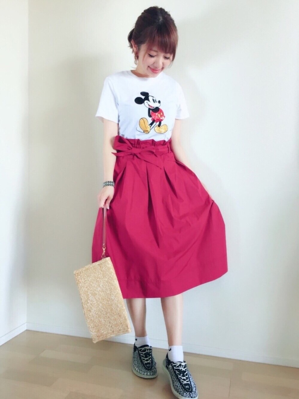 レッド系のスカート、ブラック系のサンダル、ホワイト系のTシャツ/カットソーを着用したレディースの夏コーディネートの1枚目の写真