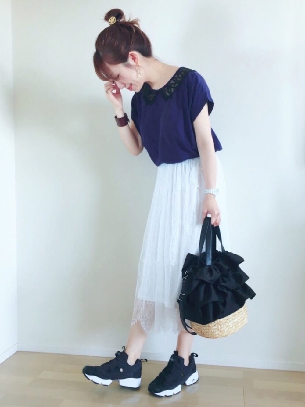 ホワイト系のスカート、ブルー系のTシャツ/カットソー、ブラック系のスニーカーを着用したレディースの夏コーディネートの1枚目の写真