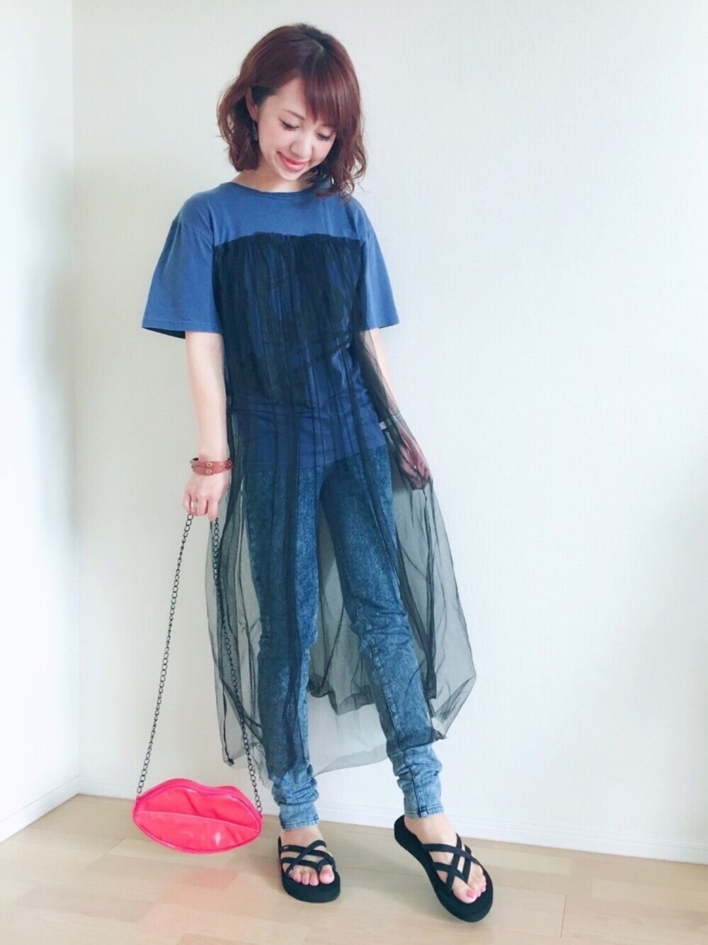 ブルー系のTシャツ/カットソー、ブラック系のビーチサンダル、レッド系のショルダーバッグを着用したレディースの夏コーディネートの1枚目の写真