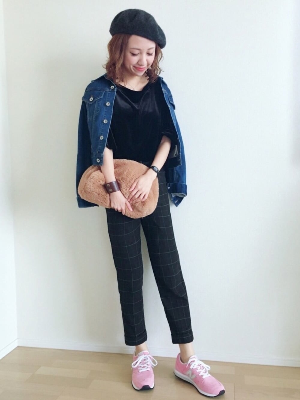 「アダルトおカワたん部、チェックパンツ、ベレー帽、ベロアトップス、デニムジャケット、ファー、New Balance、ピンクスニーカー、New balance U520」｜「no brandのアイテム（その他パンツ、ブラック系）」を使った、memeさん（レディース・158cm）の秋コーディネートの1枚目の写真