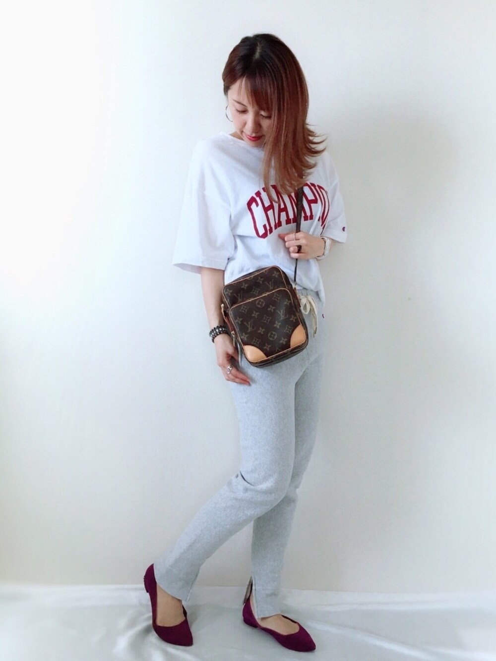「Champion、チャンピオン、スポーツミックス、ショルダーバッグ、パンプス、スウェット、大人カジュアル、おしゃれさんと繋がりたい、ロゴT、シンプル」｜「CONTROL FREAKのcontrol freak:フラットレインパンプス（レインシューズ、パープル系）」を使った、memeさん（レディース・158cm）の春コーディネートの1枚目の写真