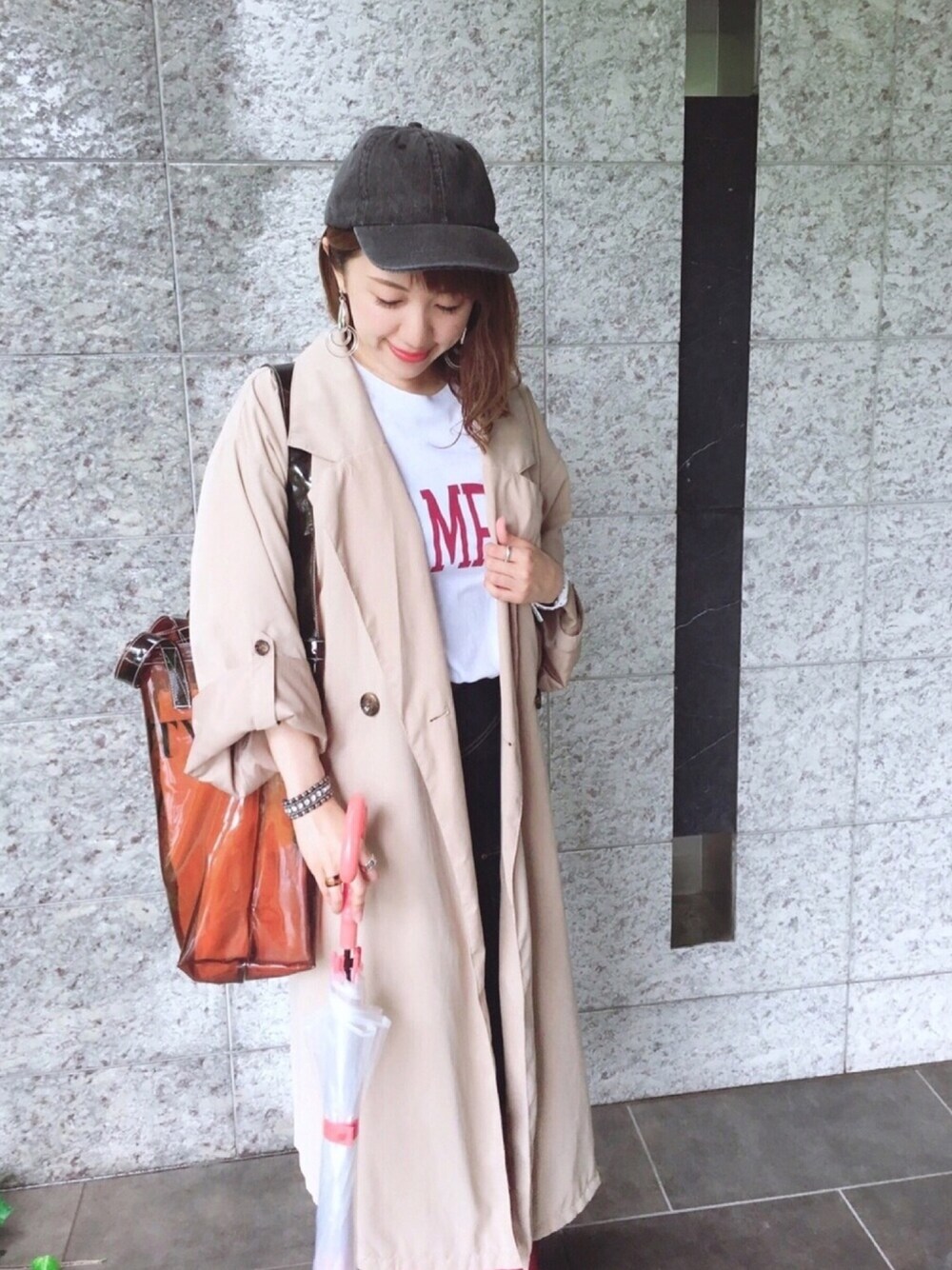 「雨の日コーデ、レインブーツ、HUNTER、トレンチコート、ロゴT、クリアバッグ、PVC、大人カジュアル」｜「Championの【MIHO NOJIRI × nano・universe】別注CHAMPIONプリントTシャツ（Tシャツ/カットソー、ホワイト系）」を使った、memeさん（レディース・157cm）の夏コーディネートの1枚目の写真