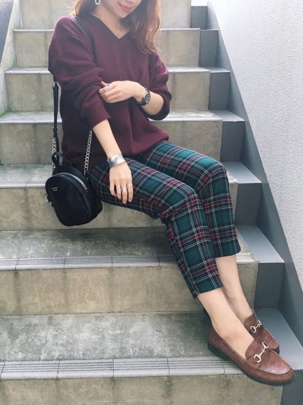 レッド系のニット/セーター、グリーン系のパンツ、ブラウン系のローファーを着用したレディースの秋コーディネートの1枚目の写真