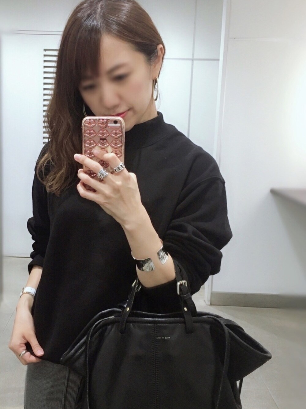 ブラック系のパーカー、グレー系のパンツ、その他のバングル/リストバンドを着用したレディースの秋コーディネートの1枚目の写真