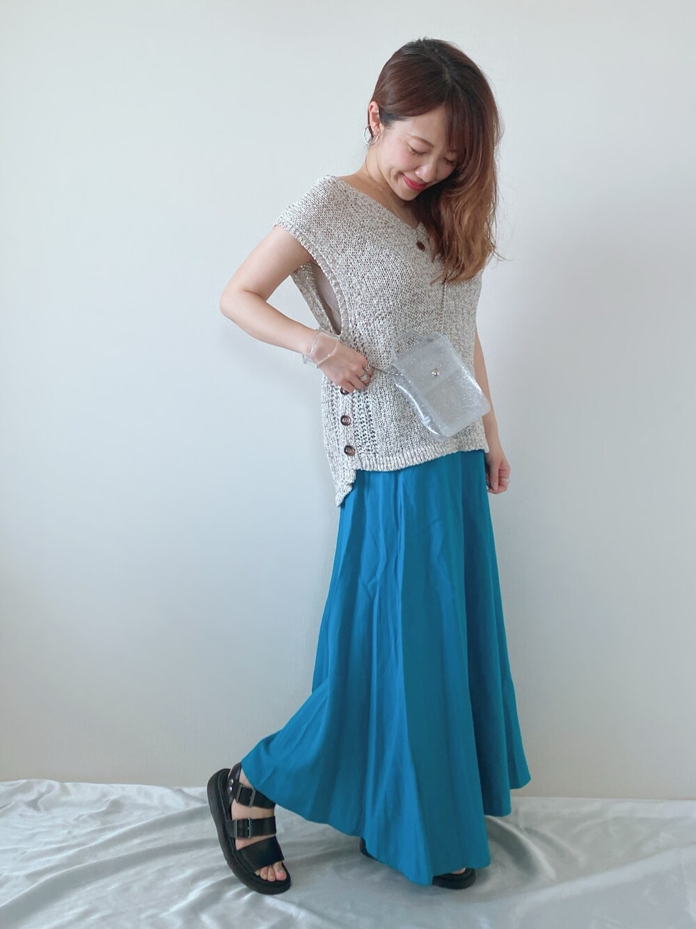 ブラウン系のTシャツ/カットソー、その他のショルダーバッグ、ブルー系のスカートを着用したレディースの春コーディネートの1枚目の写真