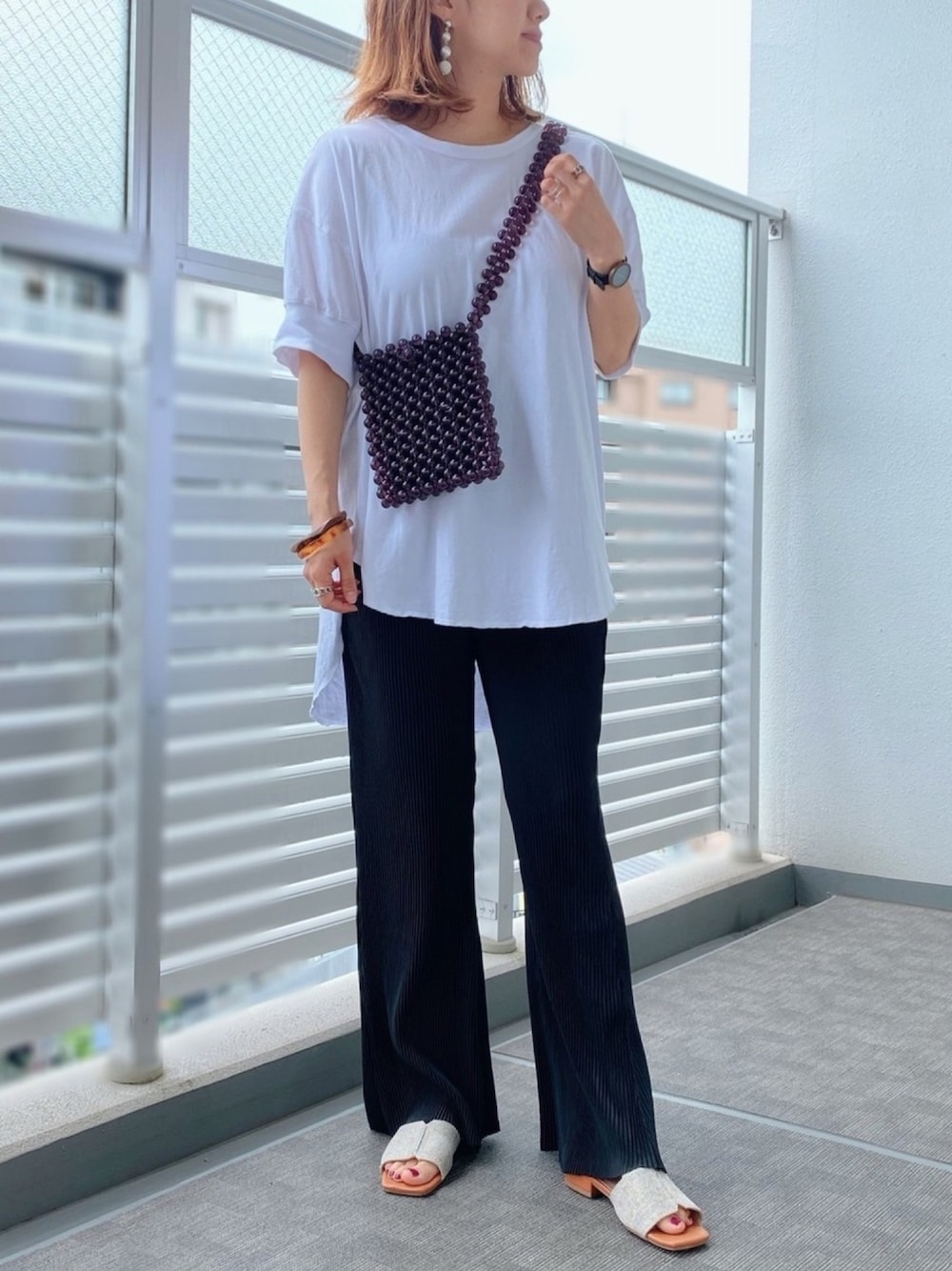 「プリーツパンツ、ビーズバッグ、ショルダーバッグ、モノトーンコーデ、KERBHOLZ、カーブホルツ、プチフラコーデ、白Tシャツ、Tシャツ」｜「SMIR NASLIの【Can Cam掲載】クリアビーズショルダー（ショルダーバッグ、ブラック系）」を使った、memeさん（レディース・158cm）の夏コーディネートの1枚目の写真