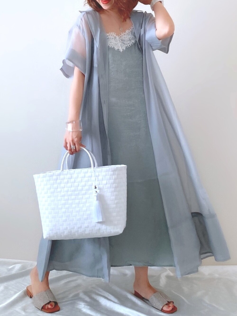「KOH.style、kohstyling、シアーシャツ、シアーシャツワンピース、シアー、シンプルコーデ、透け感、かごバッグ、おしゃれさんと繋がりたい」｜「KOH.styleのインナーワンピ付シアーロングシャツワンピ（ワンピース、グレー系）」を使った、memeさん（レディース・158cm）の秋コーディネートの1枚目の写真