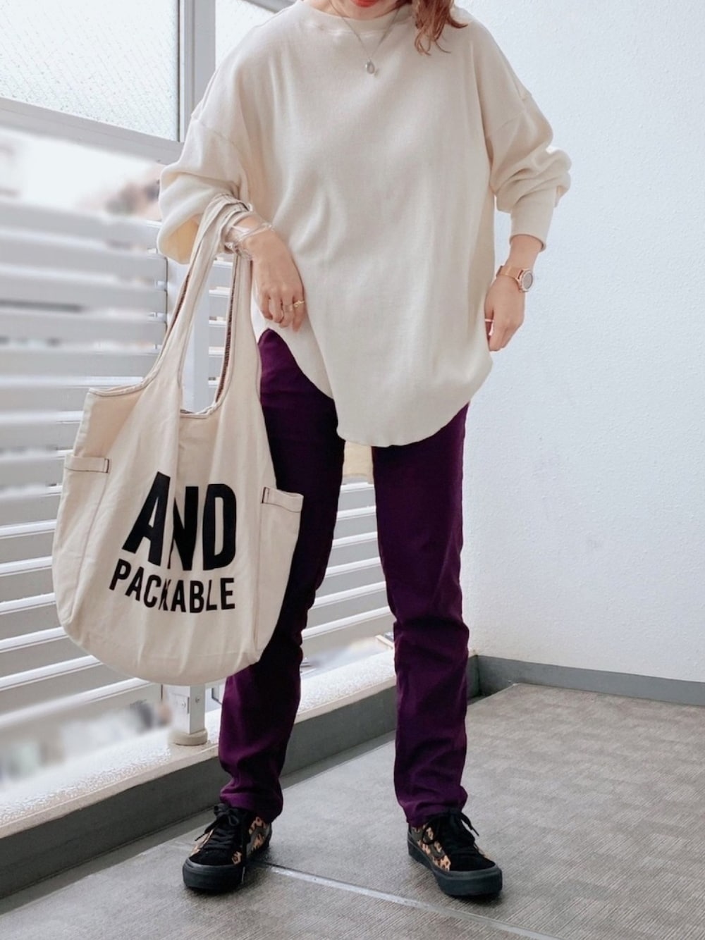 「パープル、パンツスタイル、osharewalker、オシャレウォーカー、秋服、AND PACKABLE、マルシェバッグ、トートバッグ、おしゃれさんと繋がりたい、VANS」｜「NEUNAの【2020/AW先行予約】ワッフルカットソートップス/ラウンドスリット/2way（Tシャツ/カットソー、ホワイト系）」を使った、memeさん（レディース・158cm）の秋コーディネートの1枚目の写真