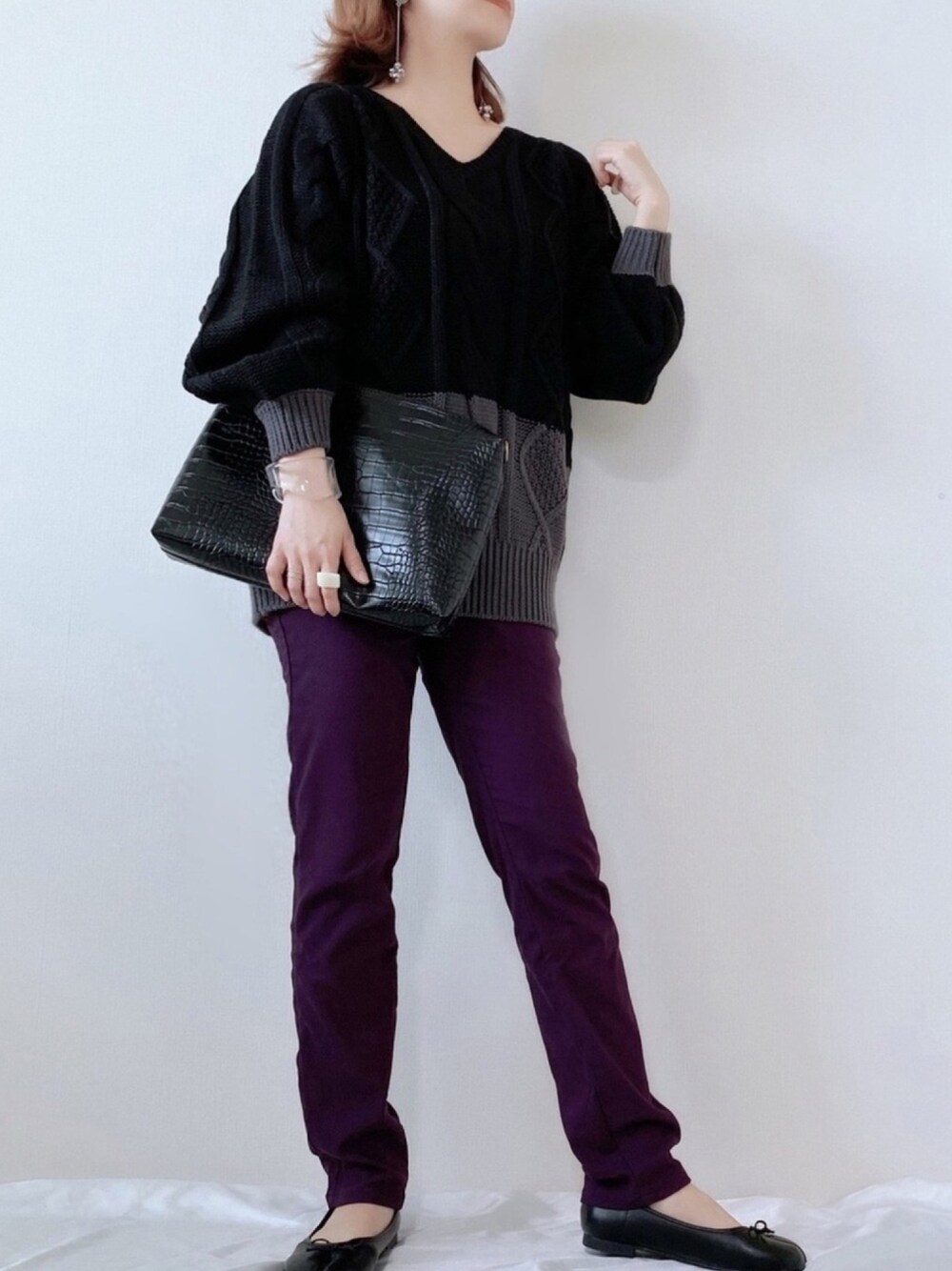 「osharewalker、オシャレウォーカー、ニット、ケーブルニット、カラーパンツ、パープル、クラッチバッグ、おしゃれさんと繋がりたい、レザーLOVEスナップ」｜「osharewalkerのアイテム（ニット/セーター、ブラック系）」を使った、memeさん（レディース・158cm）の秋コーディネートの1枚目の写真