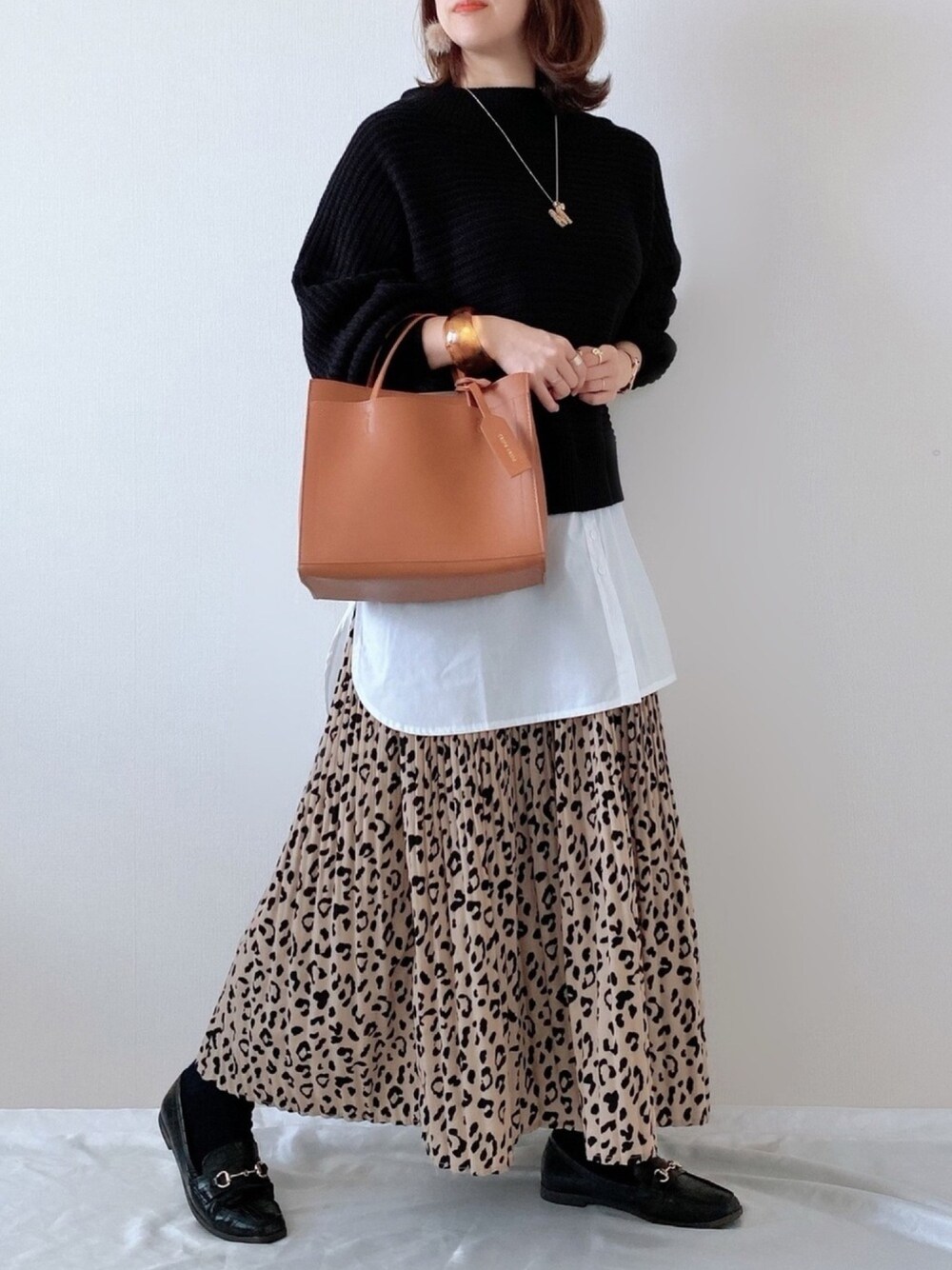 「osharewalker、オシャレウォーカー、レイヤードスタイル、ニット、レオパード、ローファー、おしゃれさんと繋がりたい、年末WEAR感謝祭」｜「osharewalkerのアイテム（ニット/セーター、ブラック系）」を使った、memeさん（レディース・158cm）の冬コーディネートの1枚目の写真