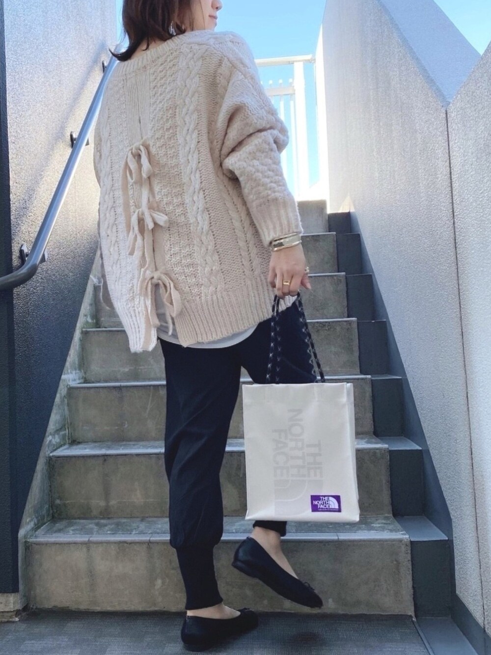 「オシャレウォーカー、osharewalker、ニット、バックスタイル、テーパードパンツ、おしゃれさんと繋がりたい」｜「antiquaの裾リブテーパードパンツ（その他パンツ、ブラック系）」を使った、memeさん（レディース・158cm）の冬コーディネートの1枚目の写真