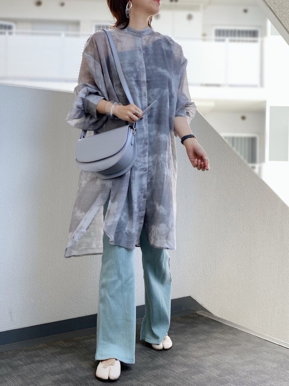 グレー系のシャツ/ブラウス、グリーン系のパンツ、ホワイト系のバレエシューズを着用したレディースの春コーディネートの1枚目の写真