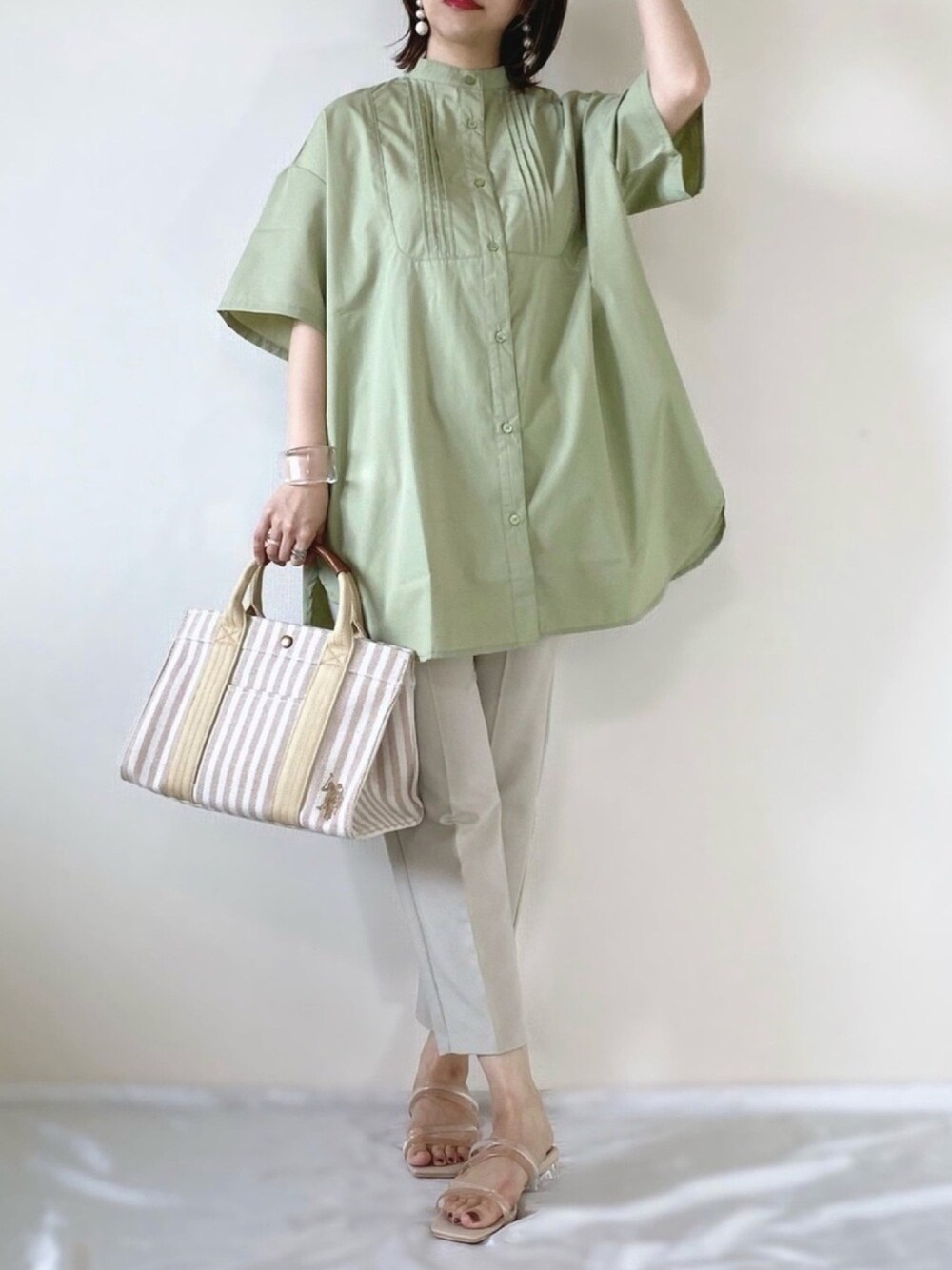 グリーン系のシャツ/ブラウス、ベージュ系のその他パンツ、ベージュ系のサンダルを着用したレディースの春コーディネートの1枚目の写真