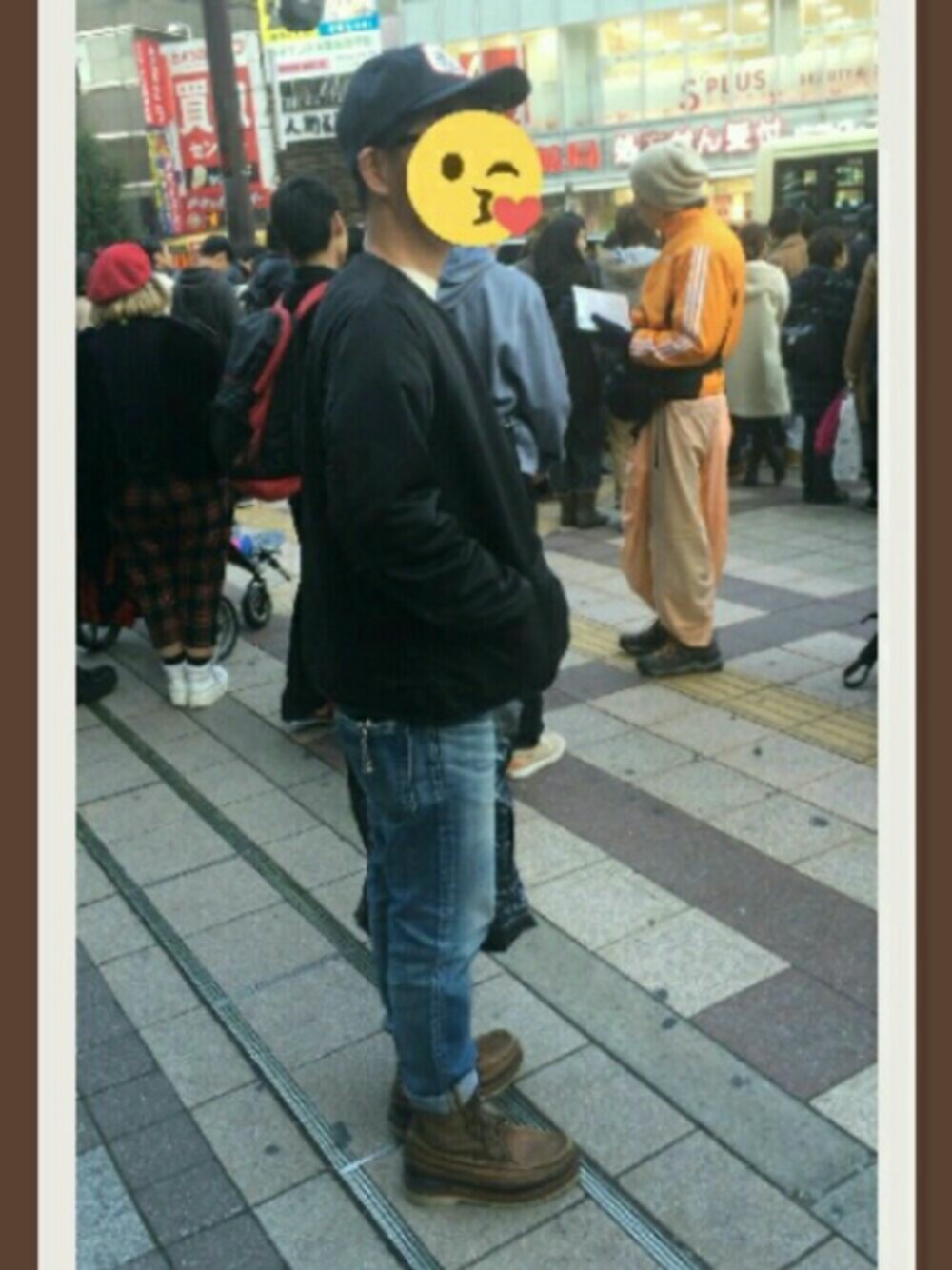 ブラック系のミリタリージャケット、ブラウン系のブーツ、ブルー系のキャップを着用したメンズの冬コーディネートの1枚目の写真