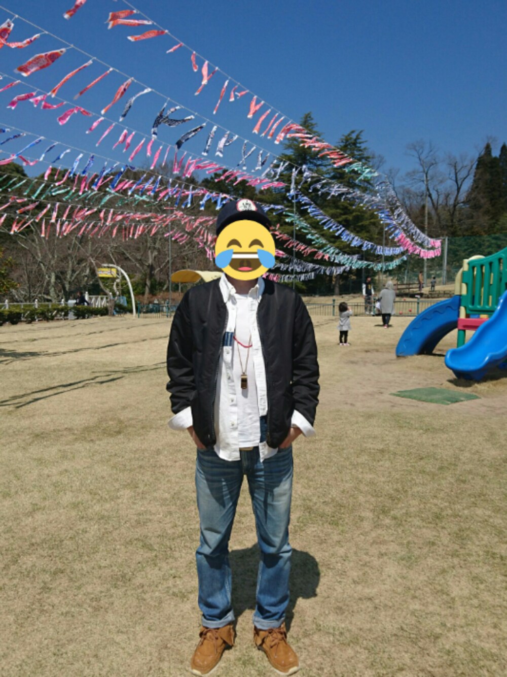 ブラウン系のブーツ、ホワイト系のシャツ/ブラウス、ブラック系のミリタリージャケットを着用したメンズの春コーディネートの1枚目の写真