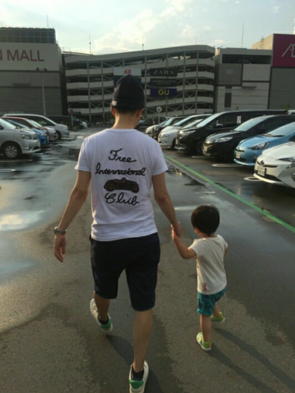 ホワイト系のTシャツ/カットソー、ブルー系のニットキャップ/ビーニー、ホワイト系のその他を着用したメンズの夏コーディネートの1枚目の写真