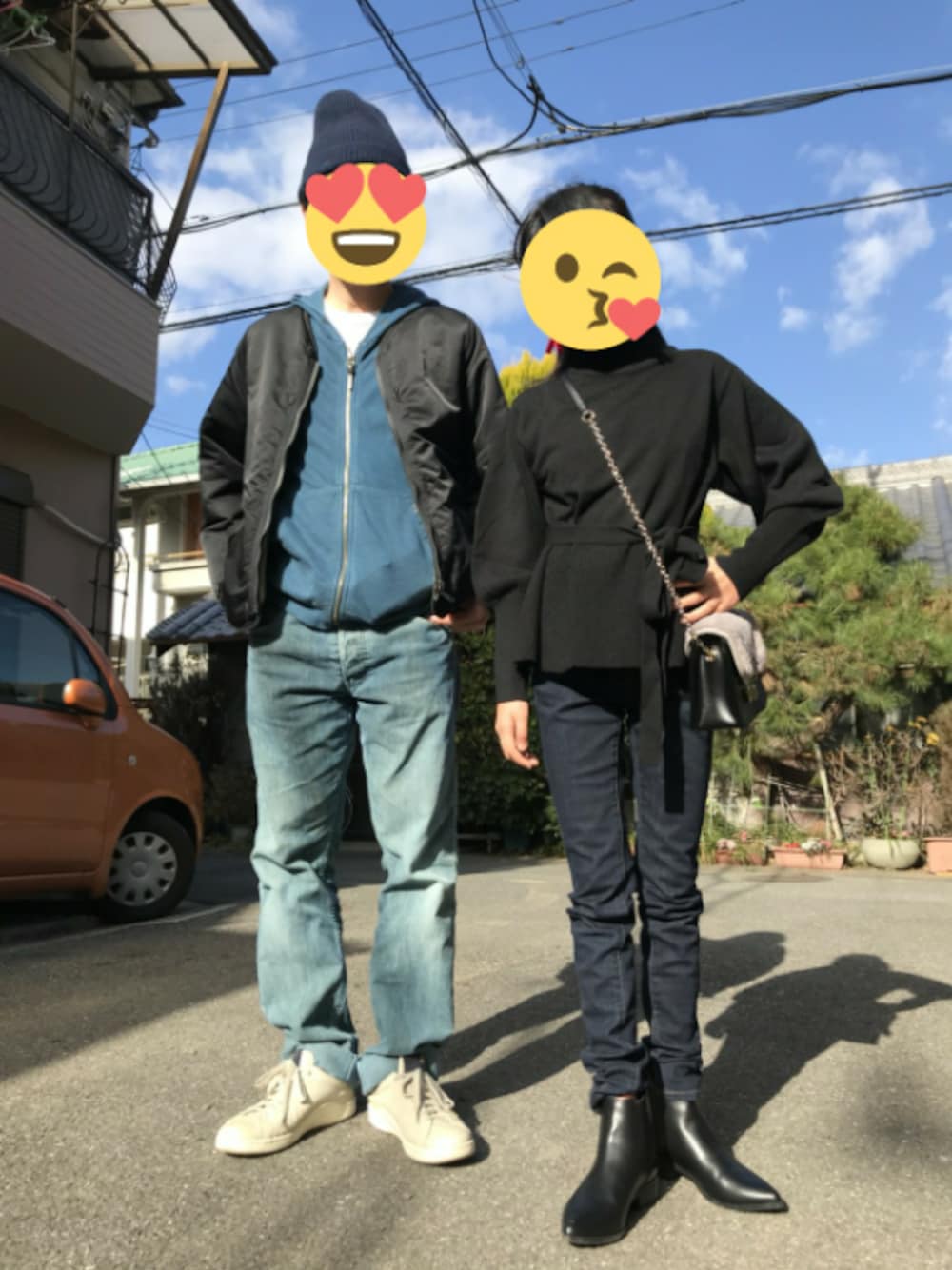 ブルー系のパーカー、ブルー系のチノパンツ、ブラック系のミリタリージャケットを着用したメンズの冬コーディネートの1枚目の写真