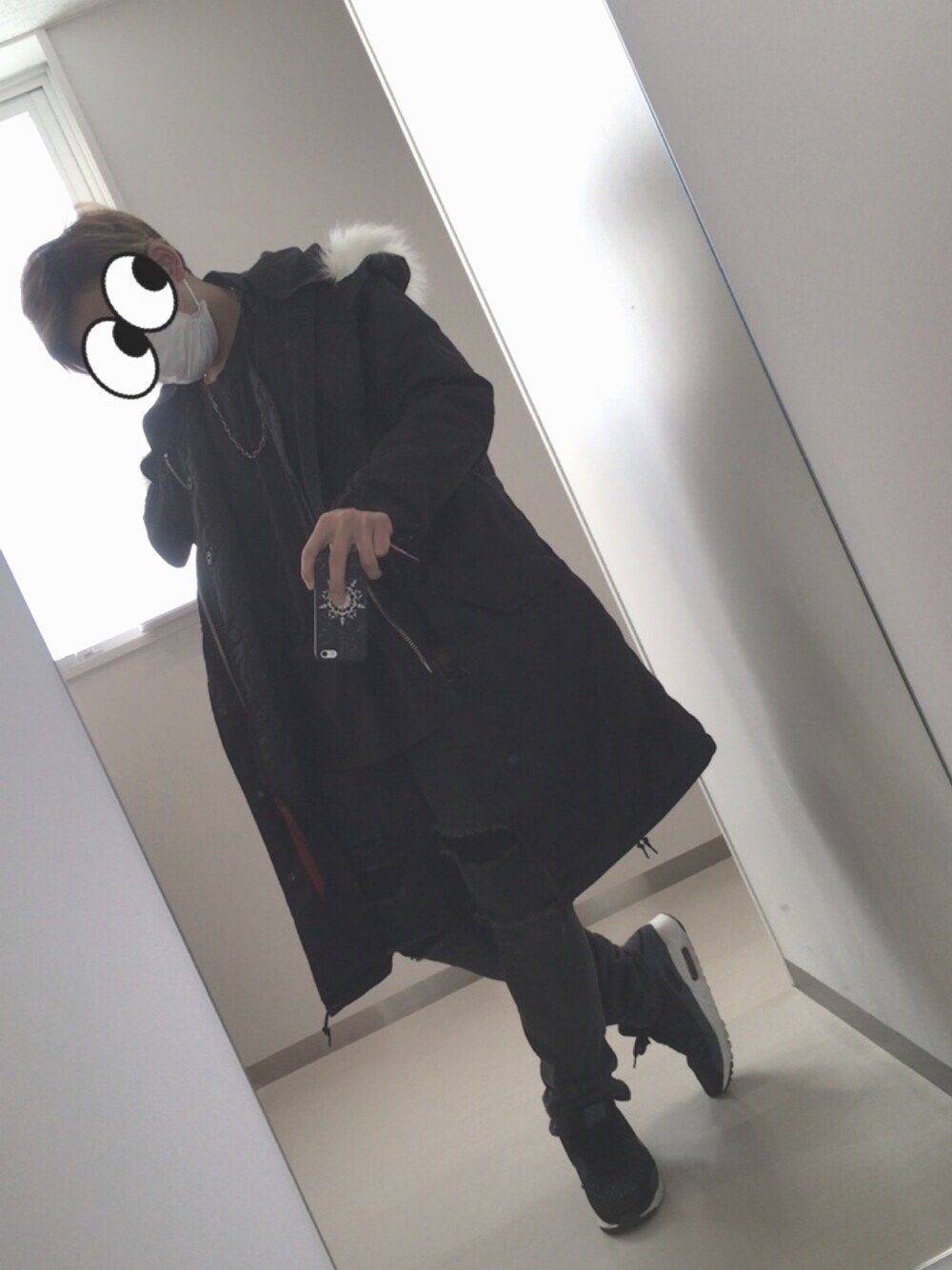 ブラック系のスニーカー、ブラック系のその他パンツ、ブラック系のモッズコートを着用したメンズの冬コーディネートの1枚目の写真