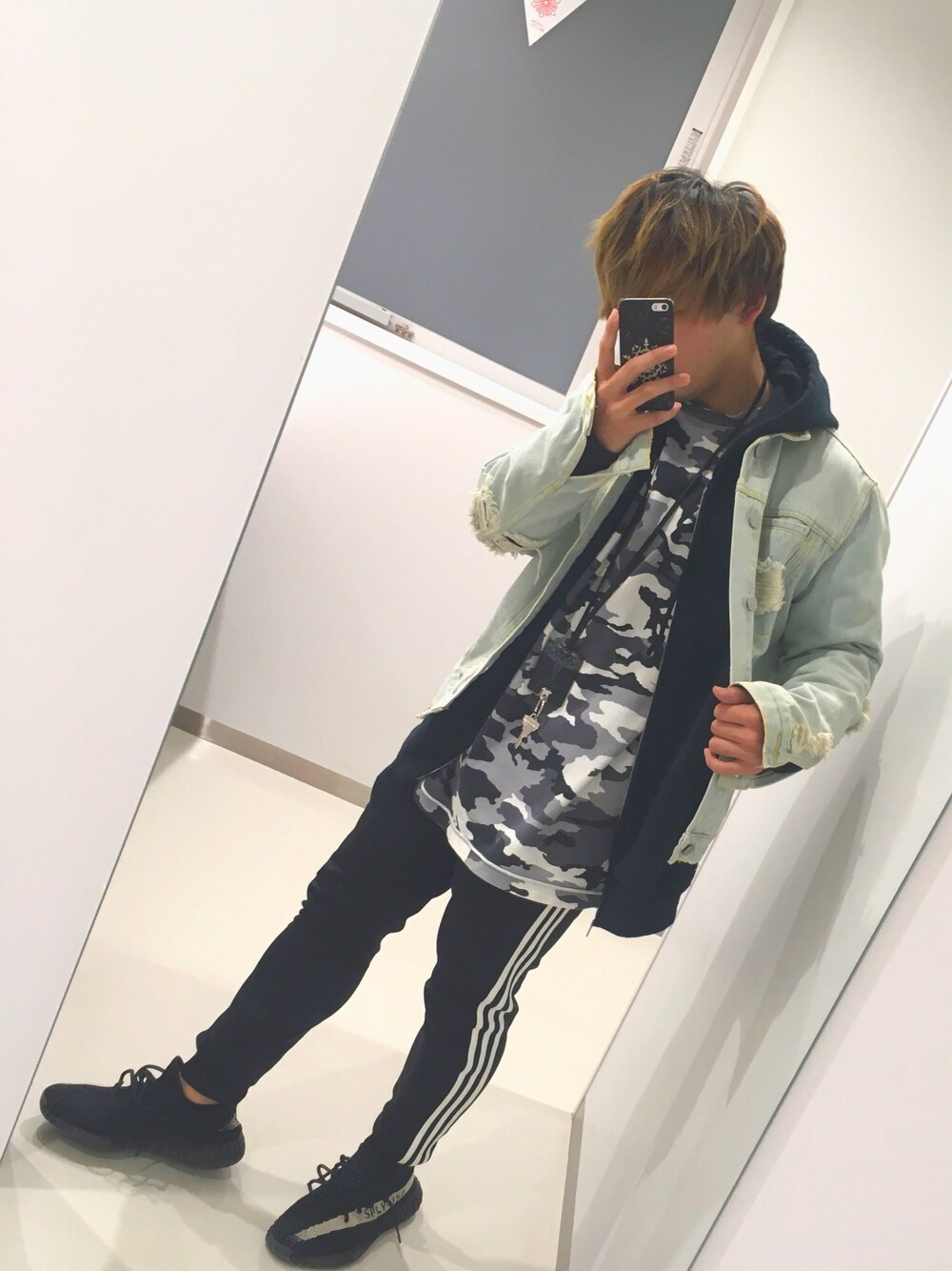 ブラック系のスニーカー、ブラック系のその他パンツ、ホワイト系のスウェットを着用したメンズの冬コーディネートの1枚目の写真