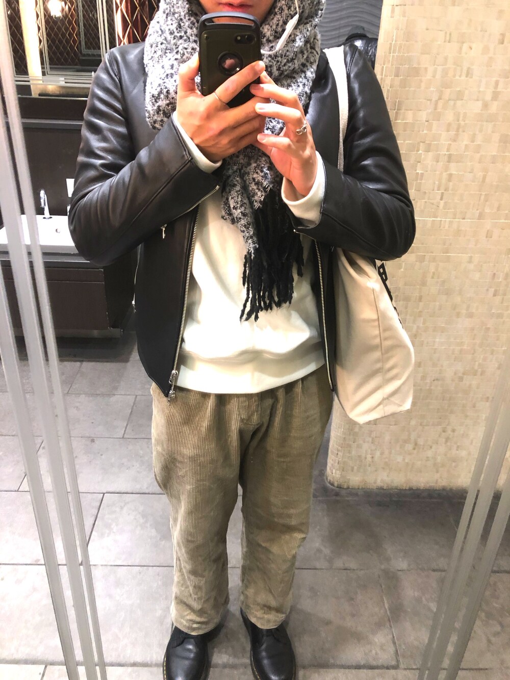 「LIDnM、UNIQLOU、URBANRESEARCH、thenorthface、Urbanoutfitters」｜「UNIQLOのスウェットプルオーバー（長袖）（パーカー、ホワイト系）」を使った、Yさん（メンズ・169cm）の冬コーディネートの1枚目の写真