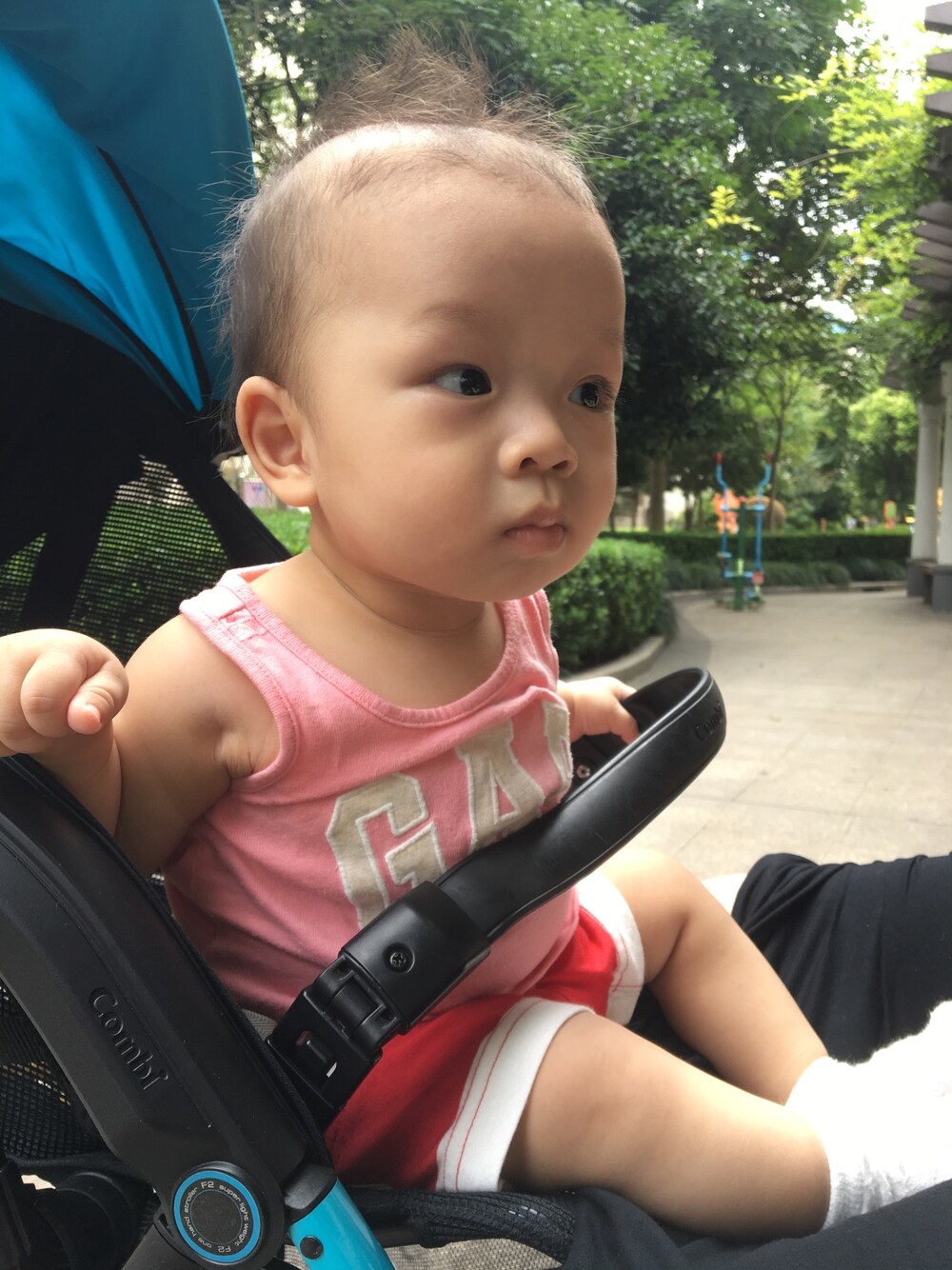 「babyGAPのアイテム（Tシャツ/カットソー、ピンク系）」を使った、小龙_killuaさん（キッズ・70cm）の秋コーディネートの1枚目の写真