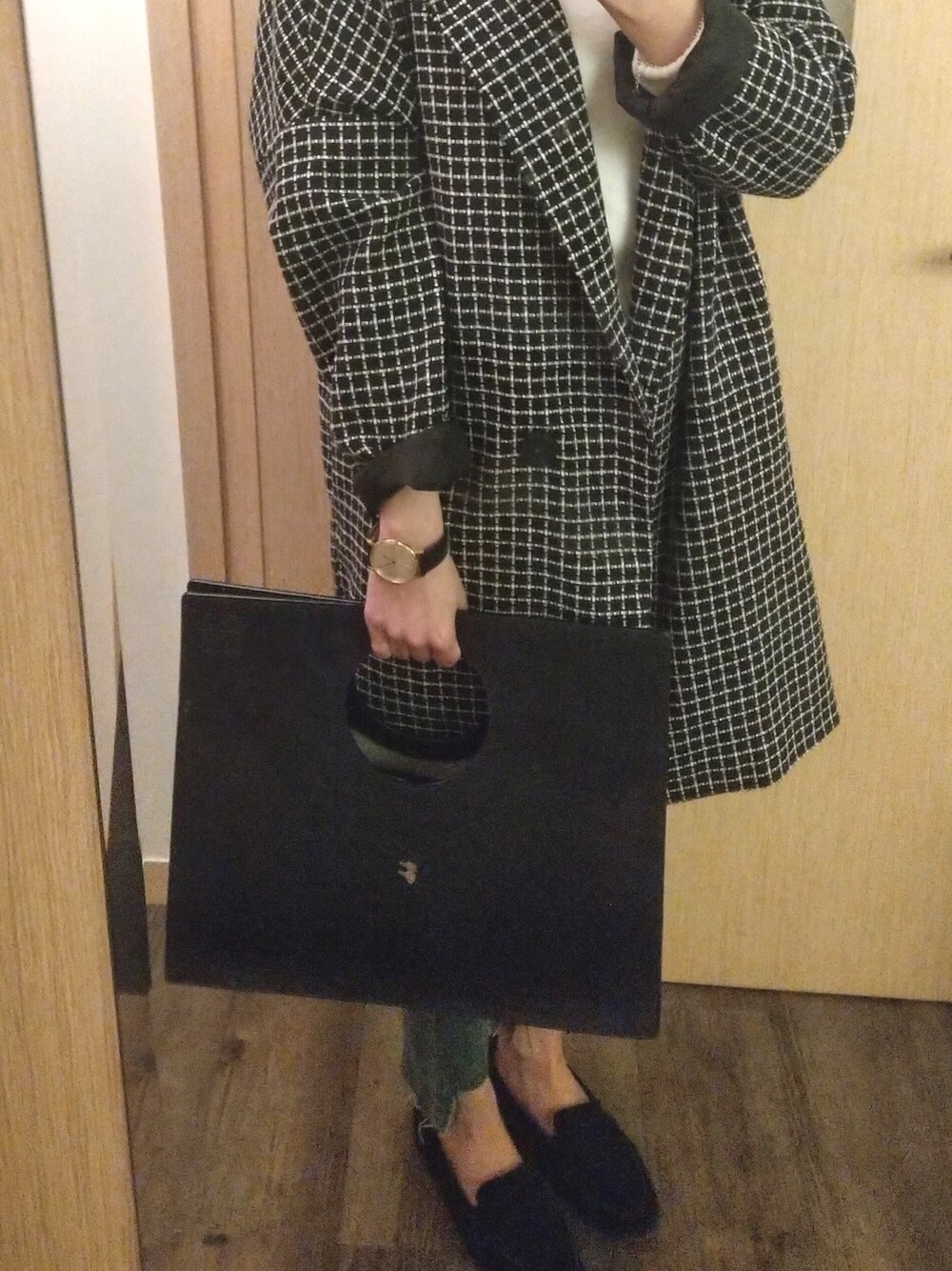 「ZARA、LOEWE、asos、Hamilton、jeans、coat、whiteandblue、white、blue」｜「LOEWEのアイテム（ハンドバッグ、ブルー系）」を使った、MMさん（レディース・157cm）の春コーディネートの1枚目の写真
