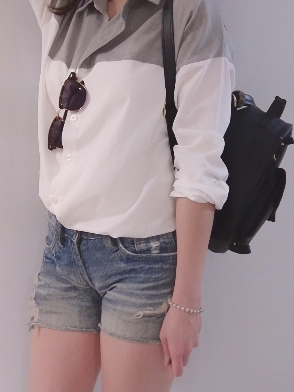 「denim、venque、nybk、whiteshirts、denimshorts、summer、Sunglasses、backpack、casual」｜「Others.のアイテム（シャツ/ブラウス、ホワイト系）」を使った、MMさん（レディース・157cm）の春コーディネートの1枚目の写真