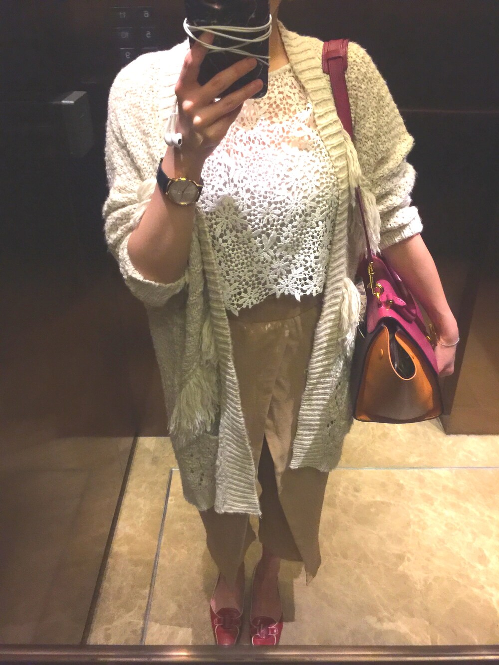「salvatoreferragamo、CELINE、Hamilton、white、beige、working style、pink、purple」｜「Others.のアイテム（スラックス、ベージュ系）」を使った、MMさん（レディース・157cm）の春コーディネートの1枚目の写真