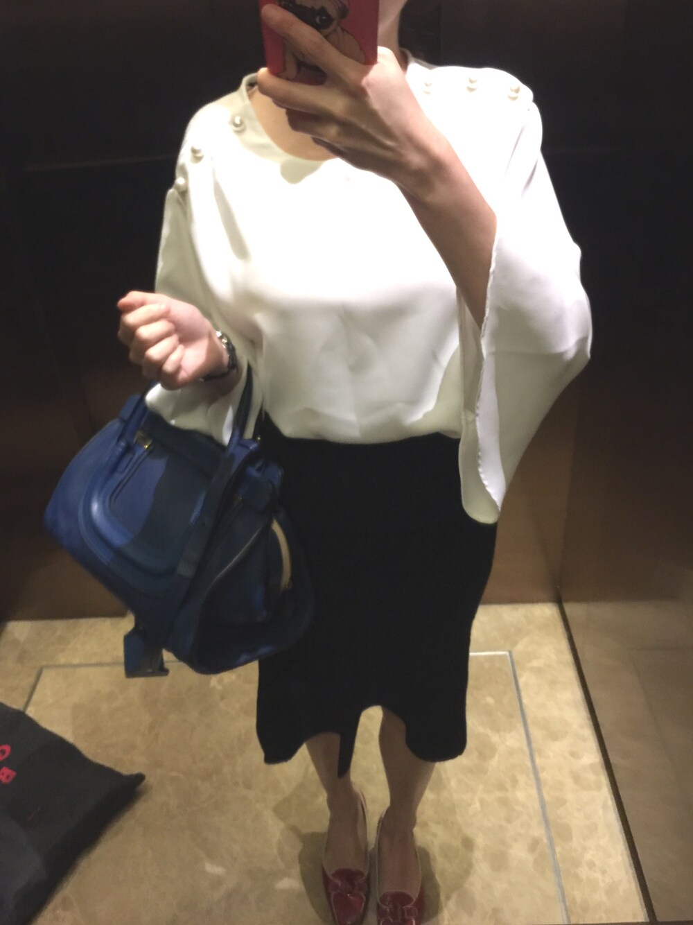 「working style、Chloe、ZARA、blackandwhite、salvatoreferragamo」｜「Chloeのアイテム（ハンドバッグ、ブルー系）」を使った、MMさん（レディース・157cm）の春コーディネートの1枚目の写真