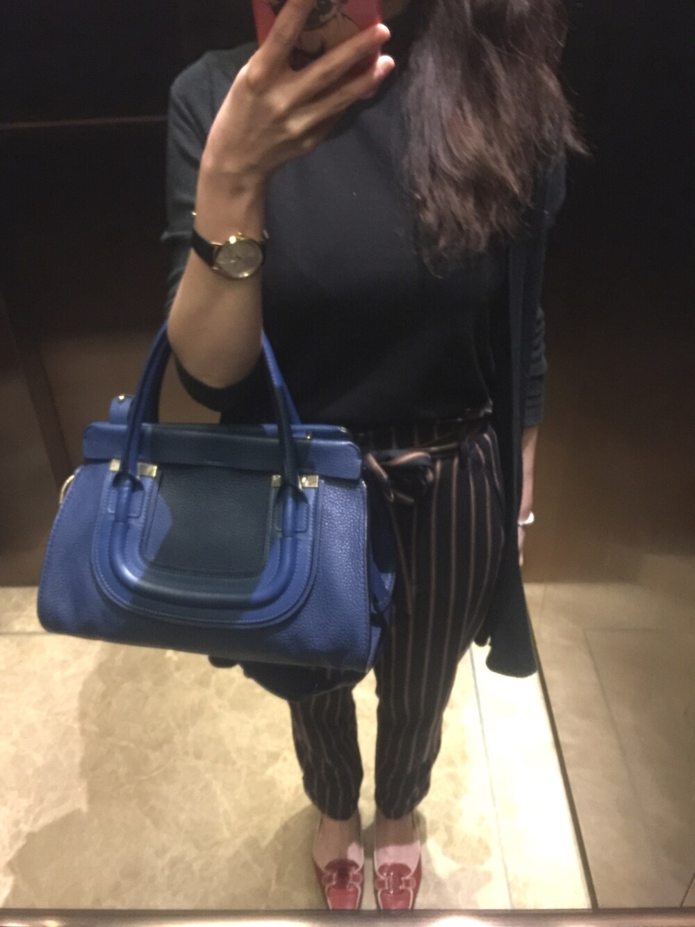 「ZARA、chloebag、salvatoreferragamo、guccistyle、2018ss、working style、WORKWEAR」｜「Chloeのアイテム（ハンドバッグ、ブルー系）」を使った、MMさん（レディース・157cm）の春コーディネートの1枚目の写真