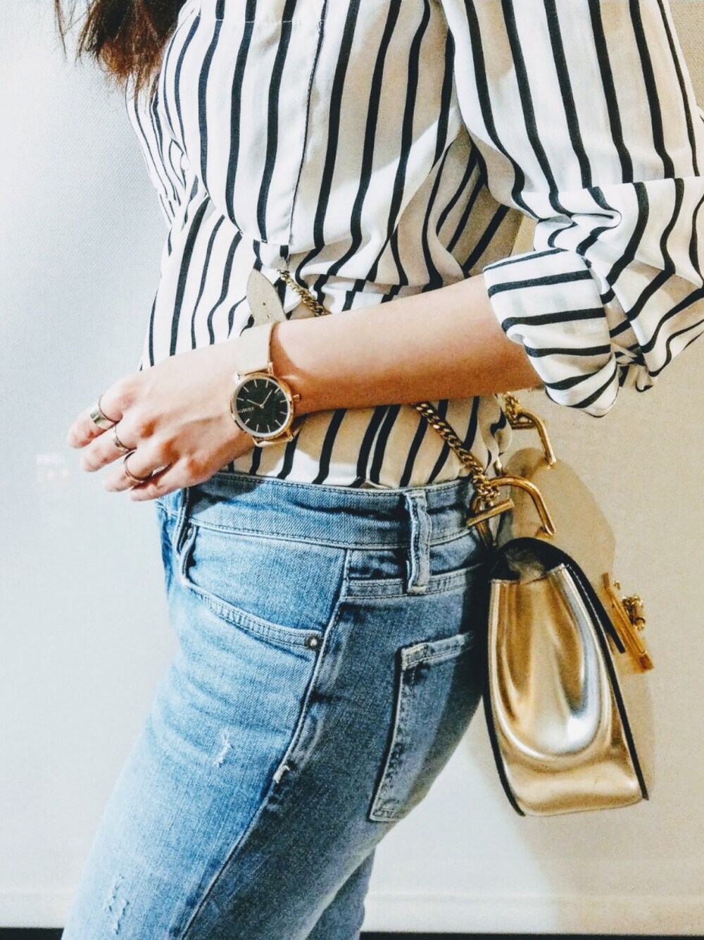 「H&M、ALLSAINTS　、Chloe、woodzee、watch、jeans、gold、shirts、causal」｜「woodzeeのアイテム（アナログ腕時計、ベージュ系）」を使った、MMさん（レディース・157cm）の春コーディネートの1枚目の写真