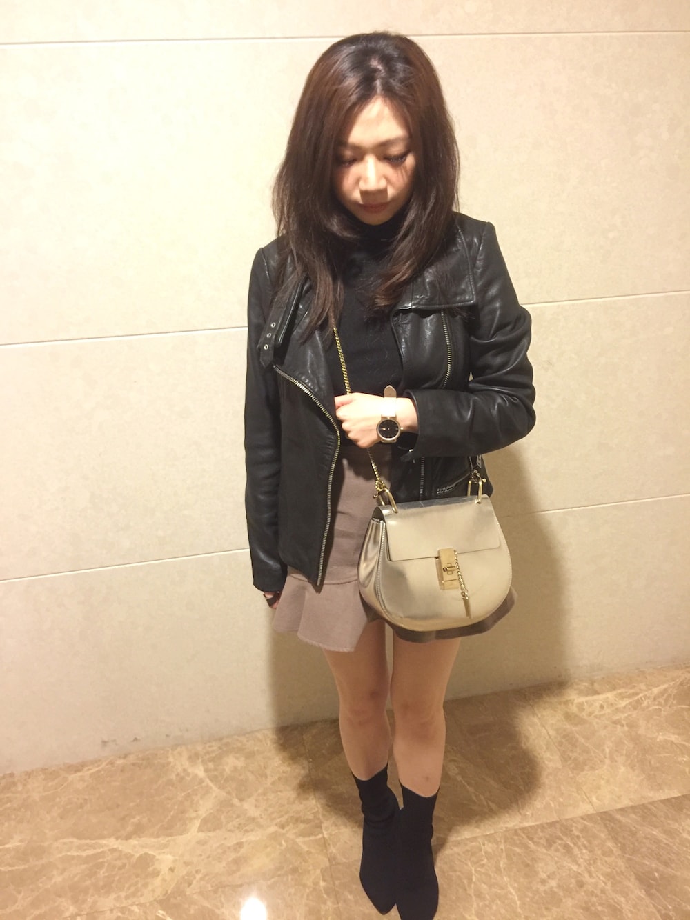 「休日スタイル、低身長、黒、ALLSAINTS　、Chloe」｜「woodzeeのアイテム（アナログ腕時計、ベージュ系）」を使った、MMさん（レディース・157cm）の春コーディネートの1枚目の写真