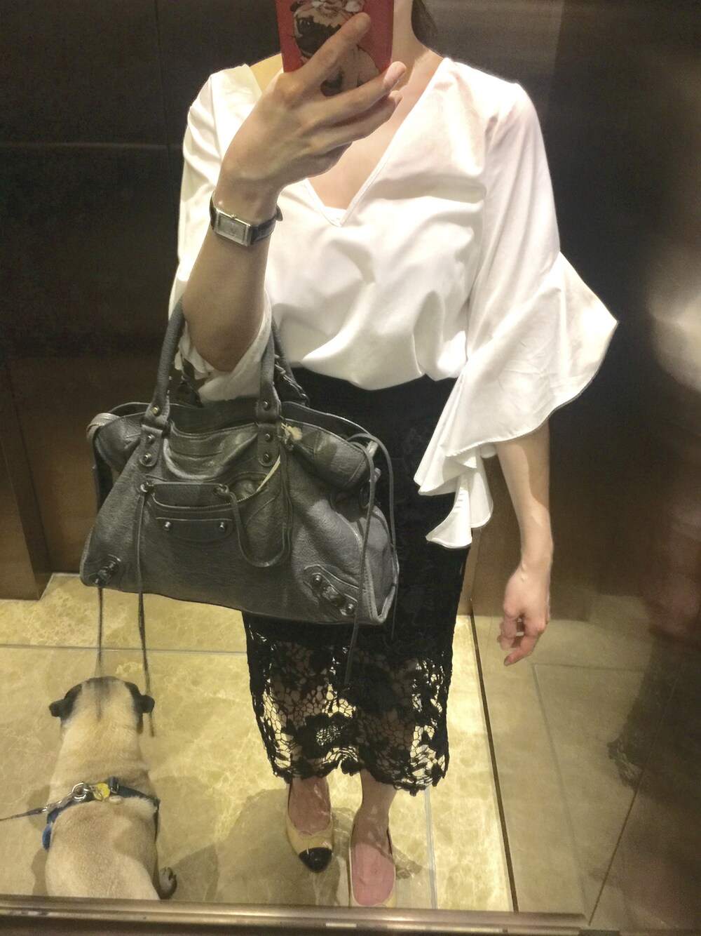 「blackandwhite、working style、WORKWEAR、BALENCIAGA、chanel、jlc」｜「BALENCIAGAのアイテム（トートバッグ、グレー系）」を使った、MMさん（レディース・157cm）の春コーディネートの1枚目の写真
