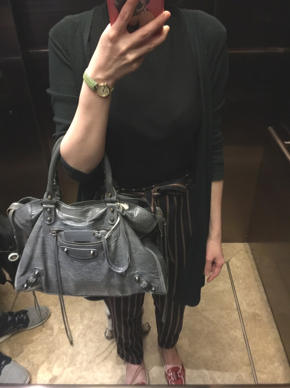 「working style、WORKWEAR、black、GUCCIローファー、BALENCIAGA、salvatoreferragamo、asos」｜「BALENCIAGAのアイテム（トートバッグ、グレー系）」を使った、MMさん（レディース・157cm）の春コーディネートの1枚目の写真