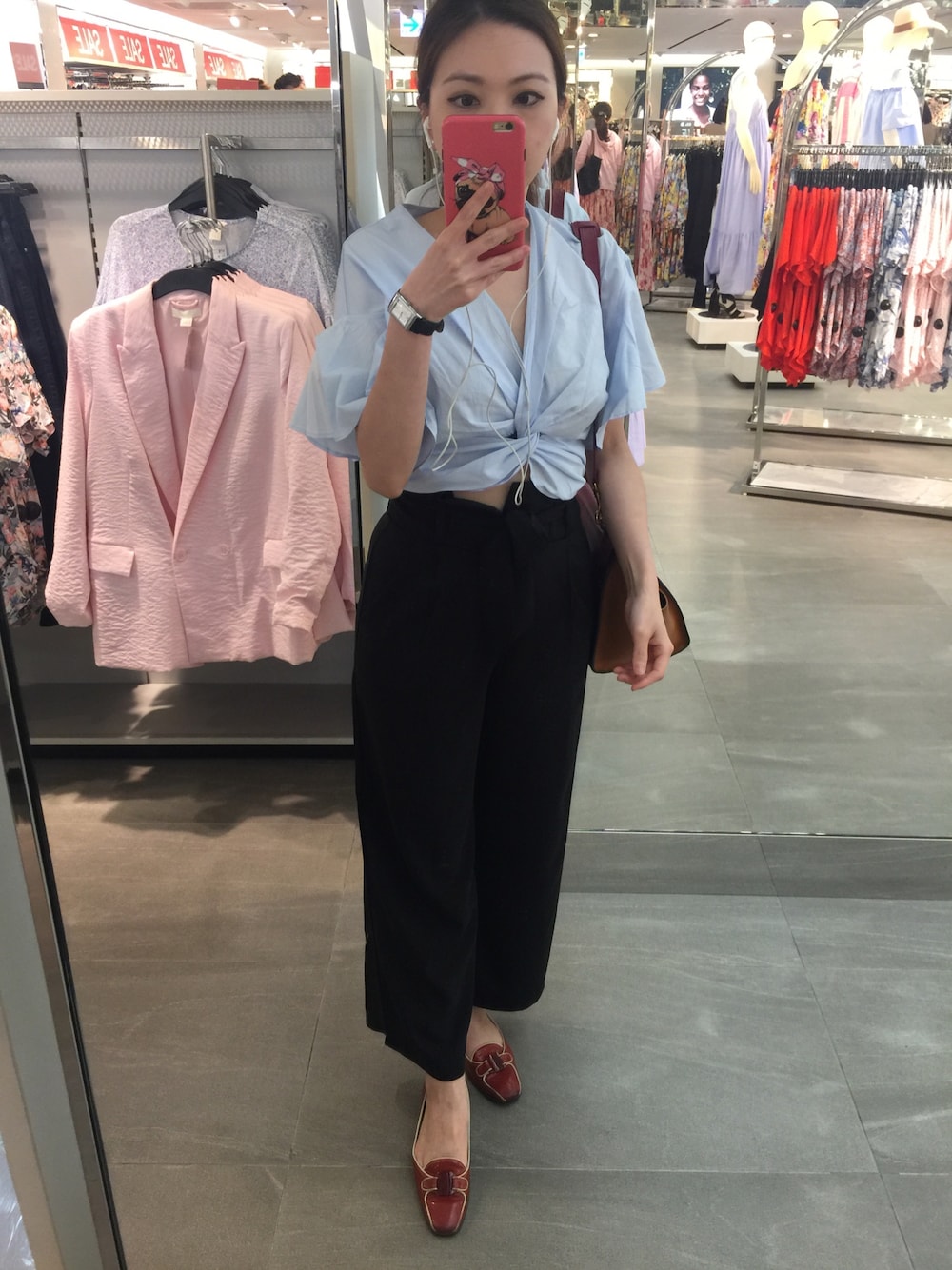 「夏、BAG、blue、black、仕事着、CELINE、ferragamo、watch、Jaeger LeCoultre」｜「Others.のアイテム（チノパンツ、ブラック系）」を使った、MMさん（レディース・157cm）の夏コーディネートの1枚目の写真