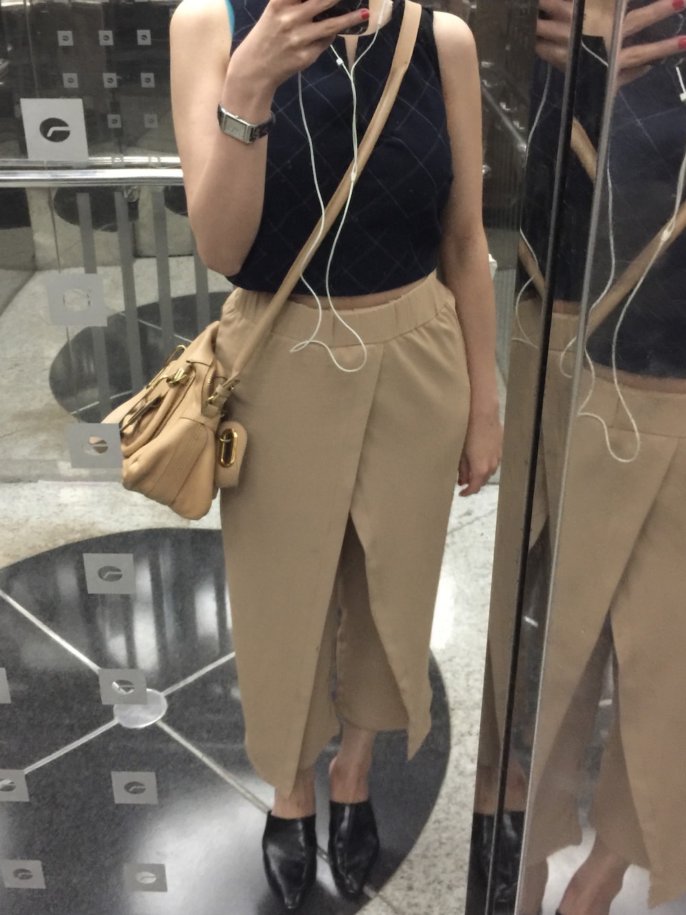 「仕事着、trousers、check、Chloe、BAG、work style 、靴下」｜「Others.のアイテム（スラックス、ベージュ系）」を使った、MMさん（レディース・157cm）の秋コーディネートの1枚目の写真