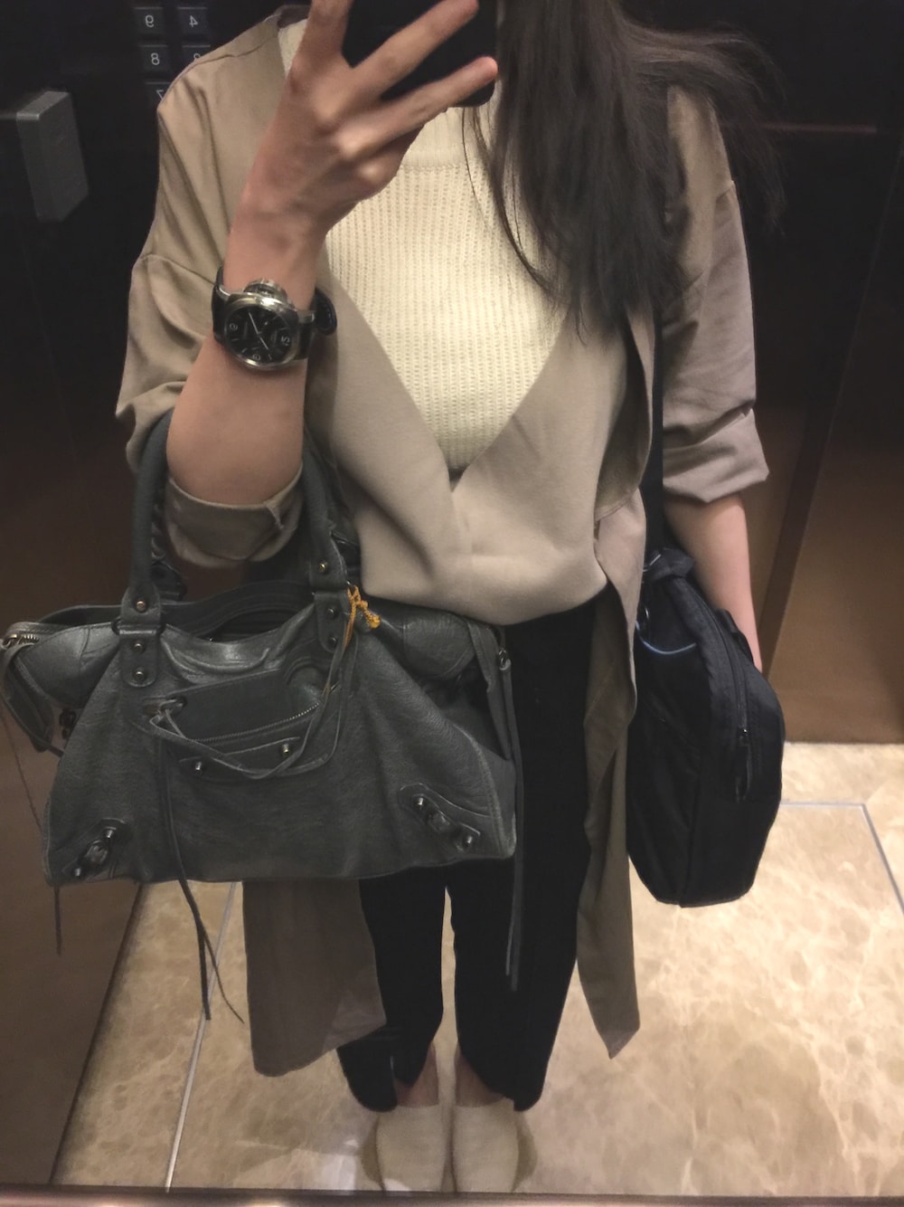 「black and white、仕事着、BALENCIAGA、PANERAI」｜「BALENCIAGAのアイテム（トートバッグ、グレー系）」を使った、MMさん（レディース・157cm）の春コーディネートの1枚目の写真