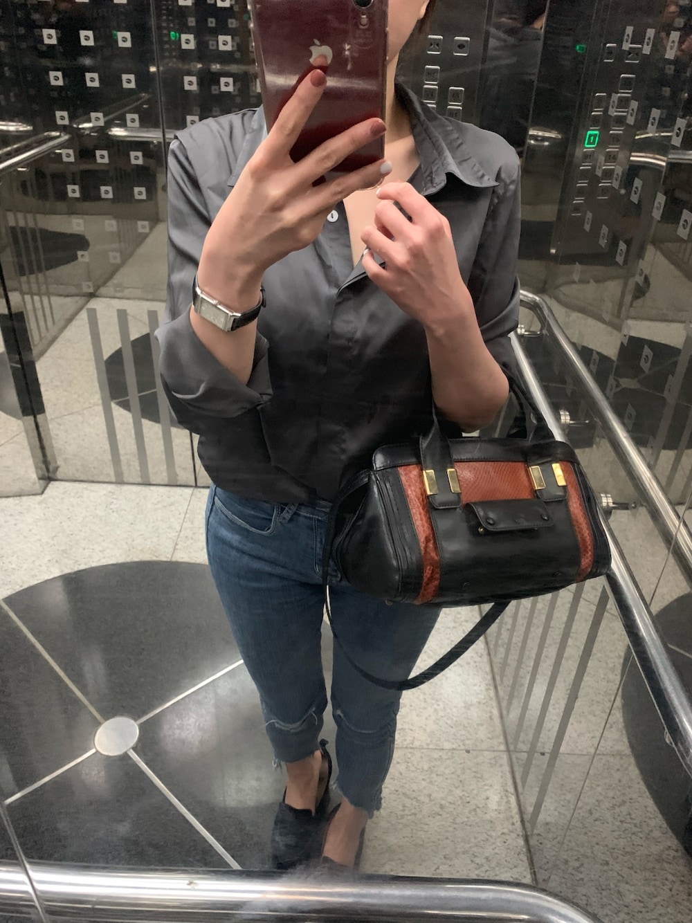 「causal、jeans、luxury、grey、blue」｜「JLCのアイテム（アナログ腕時計、ホワイト系）」を使った、MMさん（レディース・157cm）の春コーディネートの1枚目の写真