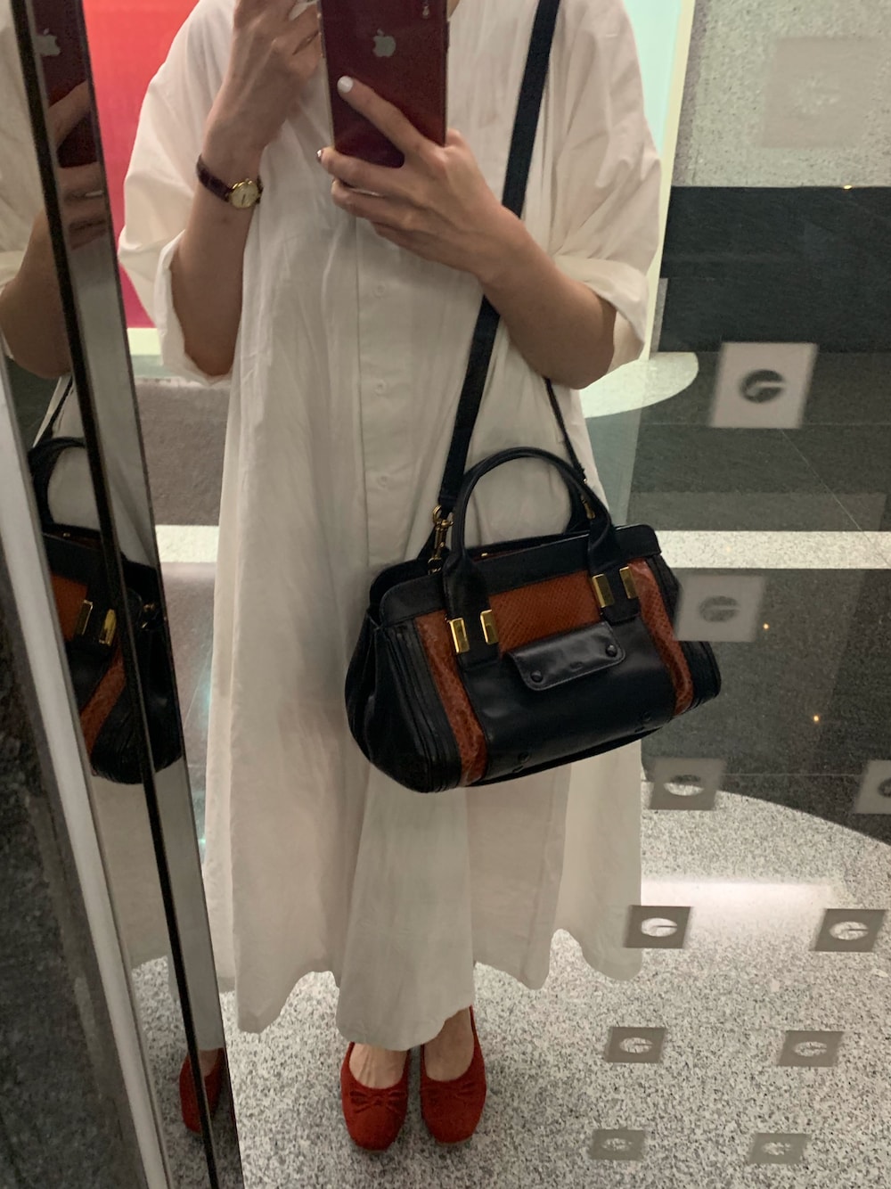 「red、white、red and white、luxury、Chloe、Cartier」｜「Chloeのアイテム（ハンドバッグ、ブラック系）」を使った、MMさん（レディース・157cm）の春コーディネートの1枚目の写真