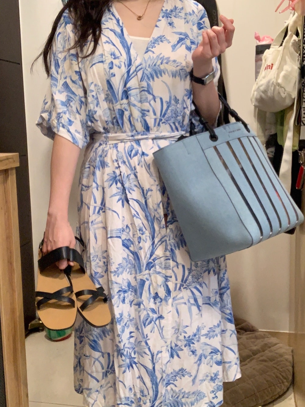 「blue、CHARLES＆KEITH、H&M namieamuro、summer」｜「H&Mのアイテム（ワンピース、ブルー系）」を使った、MMさん（レディース・157cm）の夏コーディネートの1枚目の写真