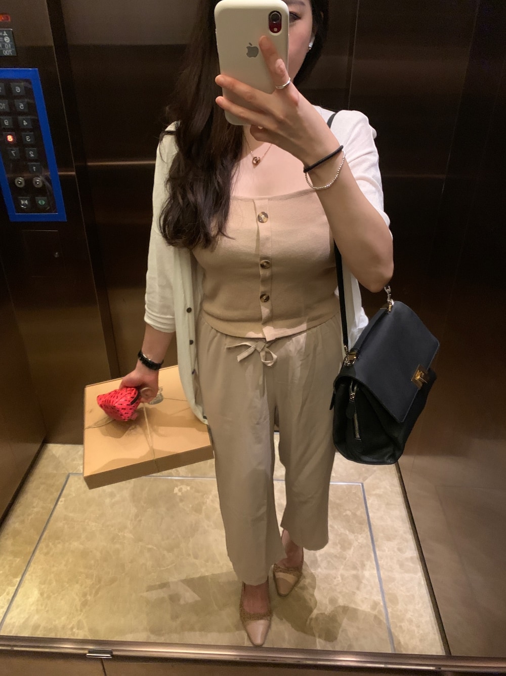 「beige、milktea、BALENCIAGA、Cream、chanel、summer」｜「BALENCIAGAのアイテム（ショルダーバッグ、ブラック系）」を使った、MMさん（レディース・157cm）の夏コーディネートの1枚目の写真