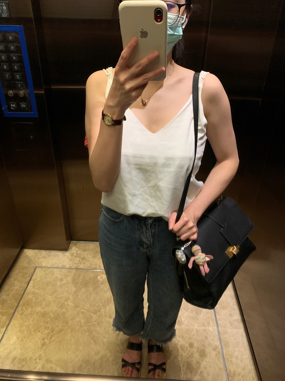 「jeans、white and blue、BALENCIAGA、Cartier」｜「BALENCIAGAのアイテム（ショルダーバッグ、ブラック系）」を使った、MMさん（レディース・157cm）の夏コーディネートの1枚目の写真