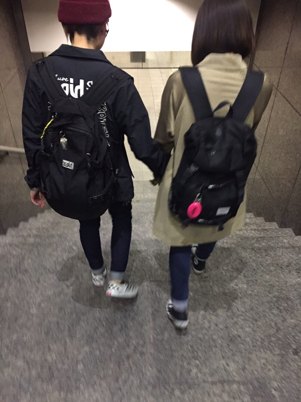 「コーチジャケット、x-girl、RNA、VANS」｜「MAGICAL MOSH MISFITSのアイテム（ニットキャップ/ビーニー、レッド系）」を使った、ぴよひこさん（レディース・160cm）の春コーディネートの1枚目の写真