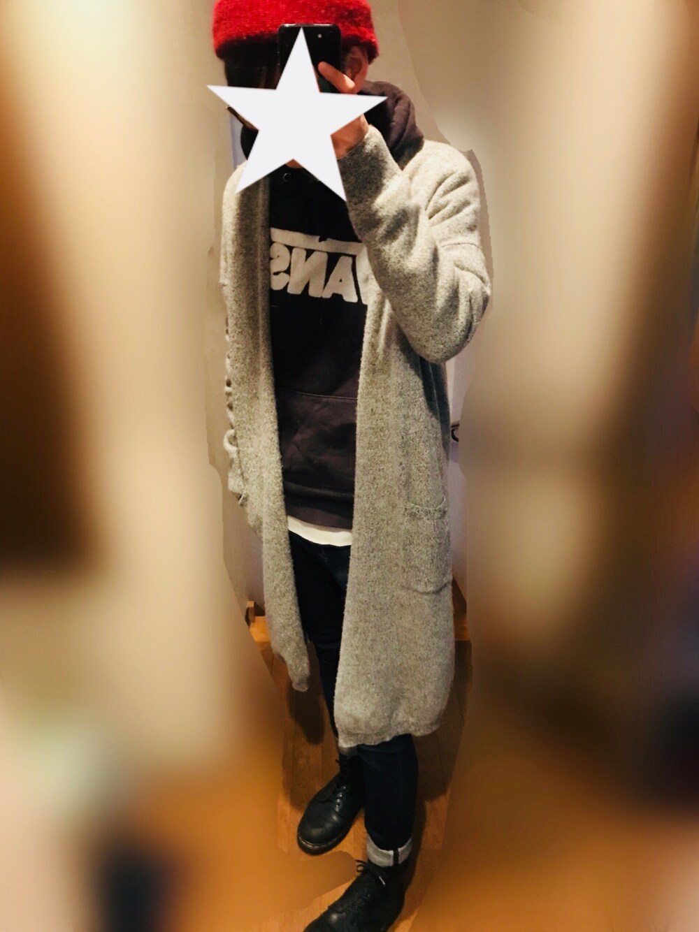 「ロングカーディガン、VANS、Dr.Martens」｜「MAGICAL MOSH MISFITSのアイテム（ニットキャップ/ビーニー、レッド系）」を使った、ぴよひこさん（レディース・160cm）の春コーディネートの1枚目の写真