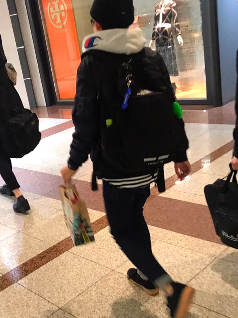 「MA-1、x-girl、NIKE AIR MAX」｜「VANSのアイテム（ニットキャップ/ビーニー、ブラック系）」を使った、ぴよひこさん（レディース・160cm）の秋コーディネートの1枚目の写真