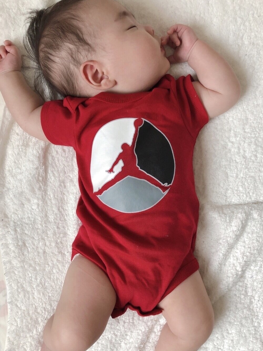 「ロンパース、baby、男の子、０歳」｜「NIKEのアイテム（ロンパース、レッド系）」を使った、RIRIさん（キッズ・60cm）の冬コーディネートの1枚目の写真