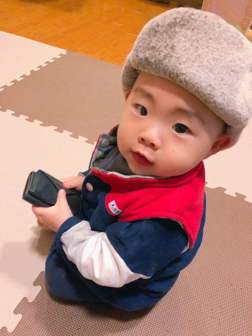 「男の子、０歳、キッズコーデ」｜「Leeのアイテム（ベスト、ブルー系）」を使った、RIRIさん（キッズ・60cm）の冬コーディネートの1枚目の写真