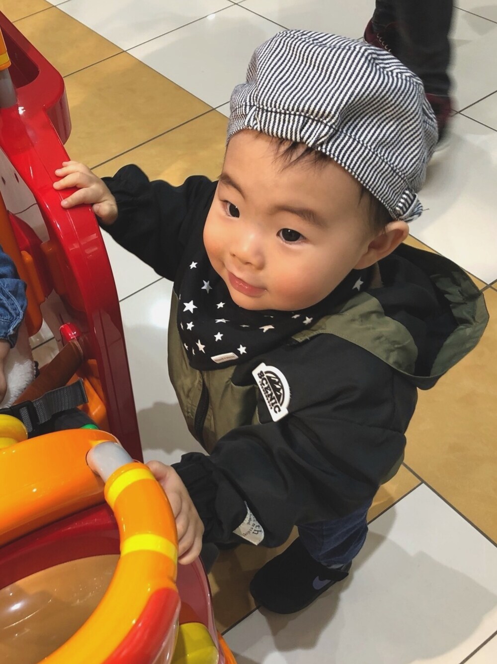 「男の子、1歳、キッズコーデ」｜「earth music&ecologyのアイテム（ナイロンジャケット、グリーン系）」を使った、RIRIさん（キッズ・70cm）の冬コーディネートの1枚目の写真